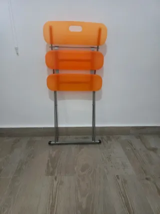 Silla plegable naranja y gris