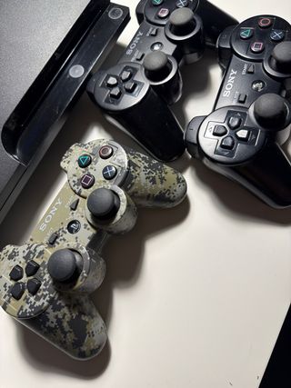 Playstation 3 + 2 juegos y 3 mandos