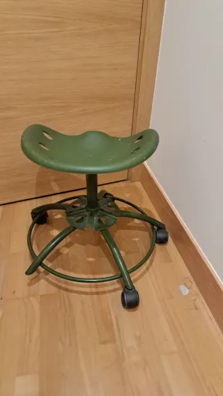 Silla giratoria verde con ruedas