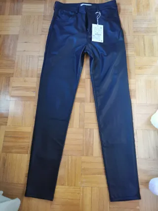 Pantalones efecto piel Pull&Bear Talla M