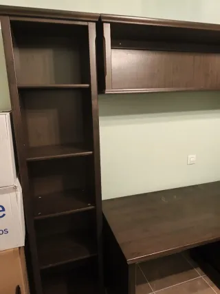 Escritorio de madera marrón con estanterías