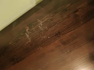 Escritorio de madera marrón con estanterías