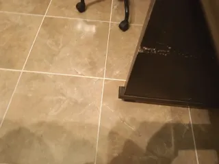 Escritorio de madera marrón con estanterías