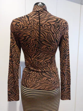 Blusa estampada cebra cuello alto