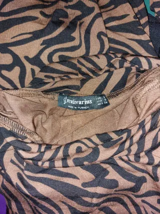 Blusa estampada cebra cuello alto