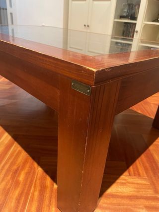 Mesa de madera con tapa de cristal y cuero