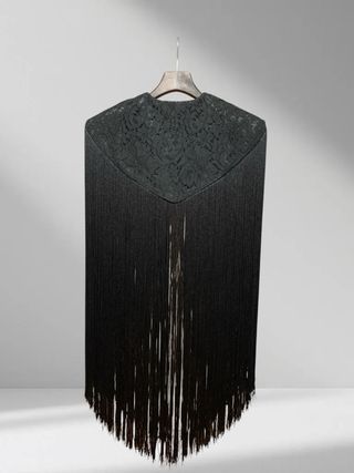 Mantón de encaje negro con flecos largos