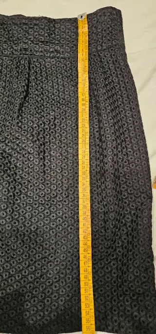 Falda negra con mucho estilo