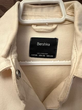 Sobrecamisa beige con flecos, oversize.