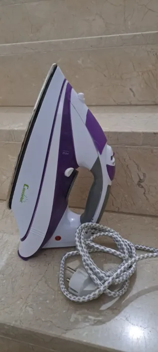 Plancha de vapor blanca y morada