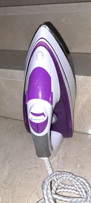 Plancha de vapor blanca y morada