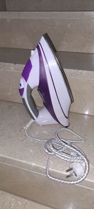 Plancha de vapor blanca y morada