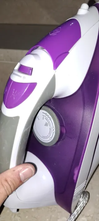 Plancha de vapor blanca y morada