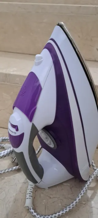 Plancha de vapor blanca y morada