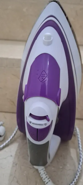 Plancha de vapor blanca y morada