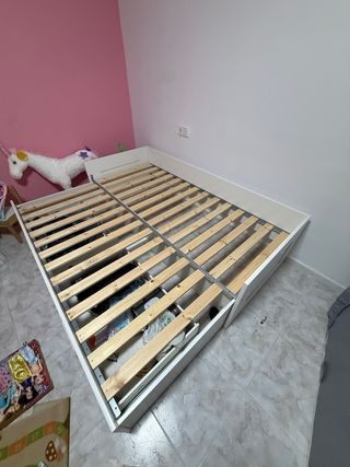 Cama individual // matrimonial blanca con cajones