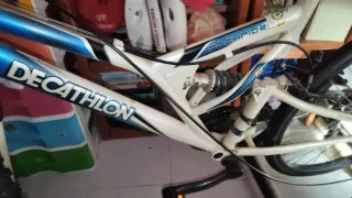 Bicicleta Decathlon con soporte estática