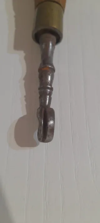 Herramienta antigua de madera y metal