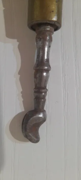 Herramienta antigua de madera y metal