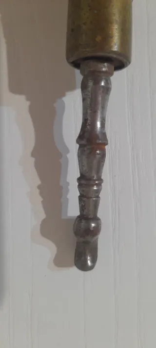 Herramienta antigua de madera y metal