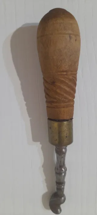 Herramienta antigua de madera y metal