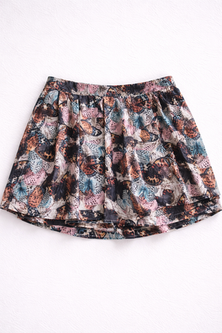 Falda corta diseño mariposas talla M