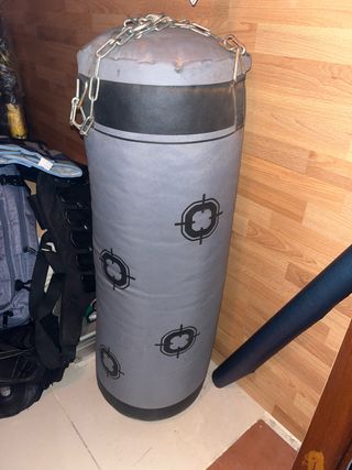 Saco de boxeo gris con cadenas