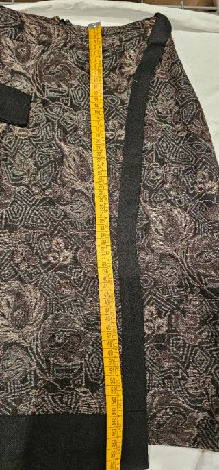 Falda estampada negra y rosa