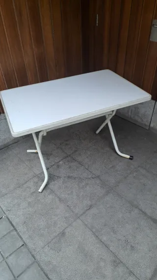 Mesa plegable blanca