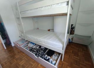 Litera de madera blanca