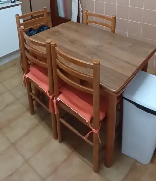 Mesa de cocina con 4 sillas y 2 taburetes