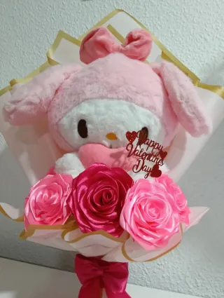 Peluche Hello Kitty con flores eternas