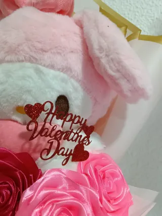 Peluche Hello Kitty con flores eternas