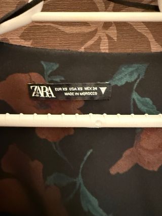 Blusa Zara cruzada estampado floral