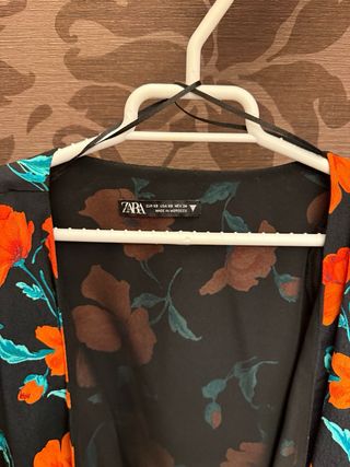 Blusa Zara cruzada estampado floral