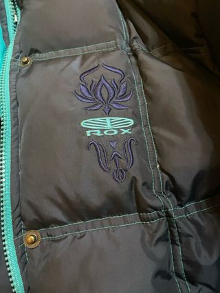 Chaqueta plumífera negra y turquesa