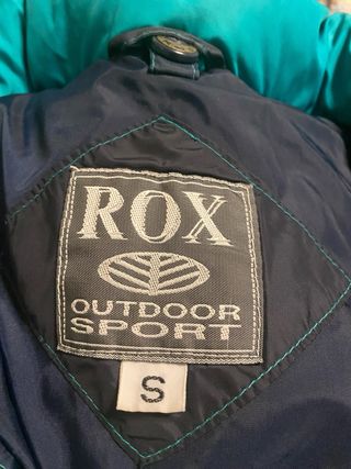 Chaqueta plumífera negra y turquesa