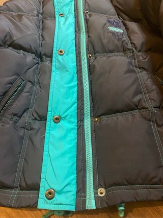 Chaqueta plumífera negra y turquesa