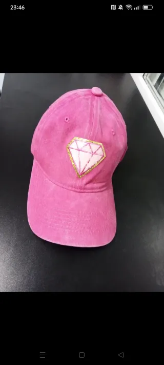 Gorra rosa con diamante dorado