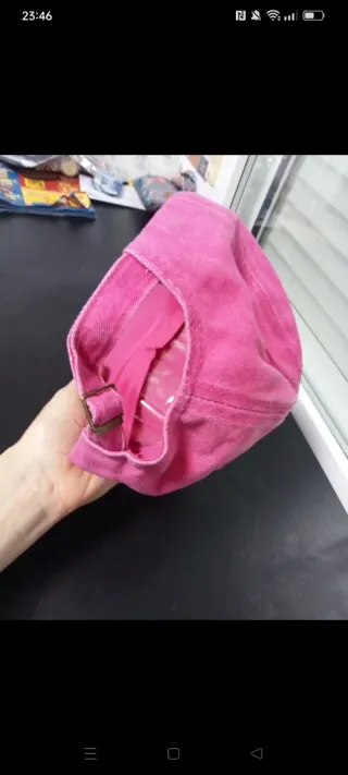 Gorra rosa con diamante dorado