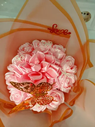 Ramo de rosas eternas con mariposas