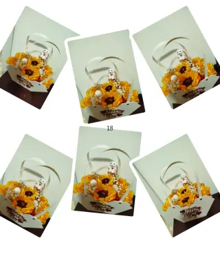 Ramo de rosas eternas con mariposas