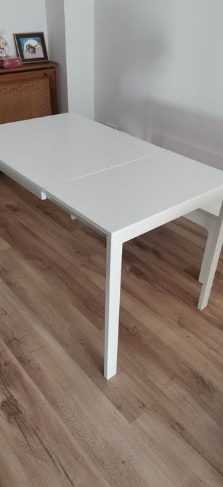 Mesa blanca con 2 sillas y banqueta