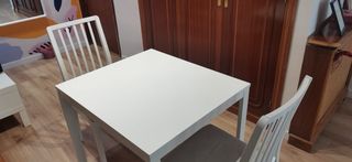 Mesa blanca con 2 sillas y banqueta