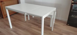Mesa blanca con 2 sillas y banqueta