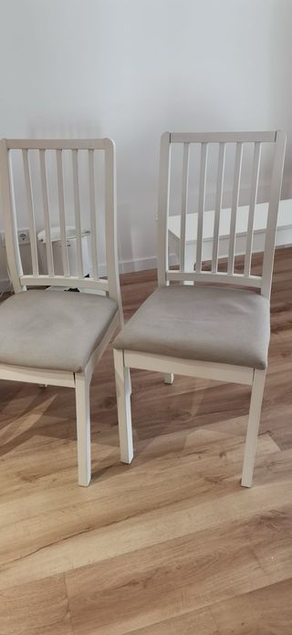 Mesa blanca con 2 sillas y banqueta