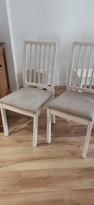 Mesa blanca con 2 sillas y banqueta