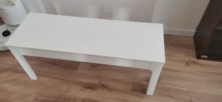 Mesa blanca con 2 sillas y banqueta