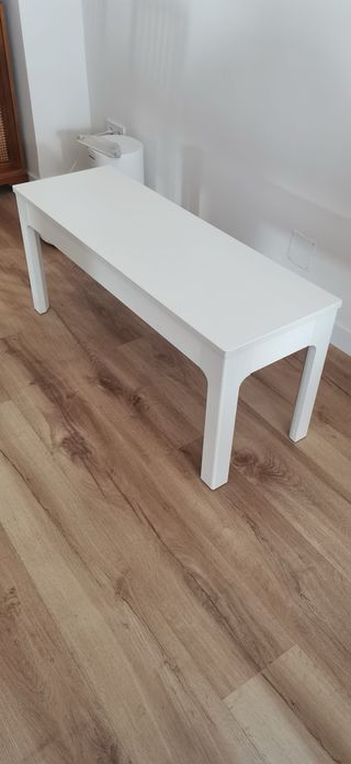 Mesa blanca con 2 sillas y banqueta