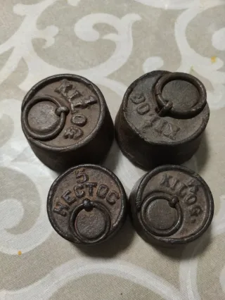 Antiguas pesas de hierro fundido